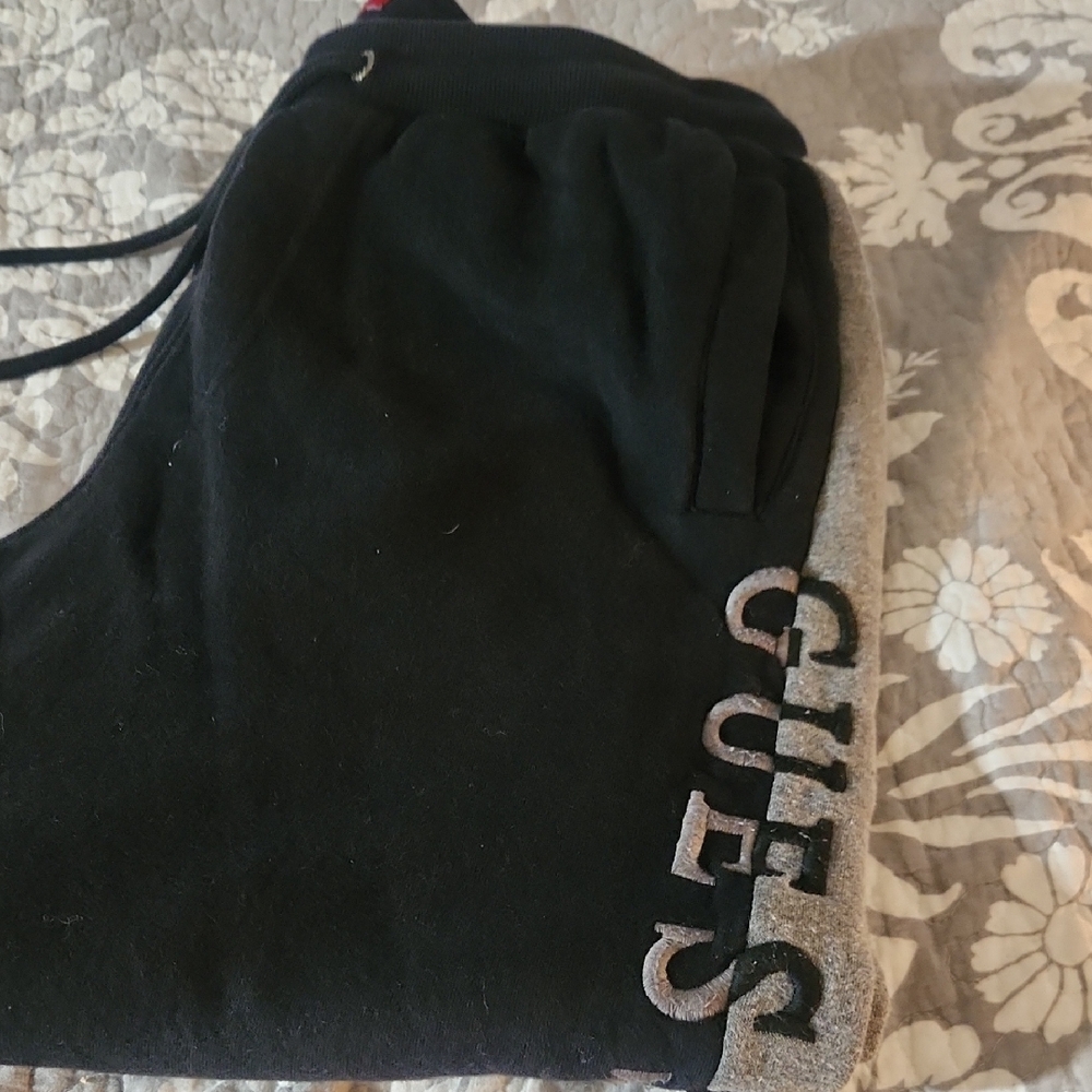 Guess mensTwo-Tone Joggers in Black and Gray